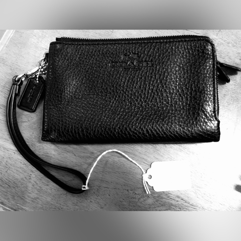 ▪️Coach ▪️Black Textured Leather Wristlet▪️